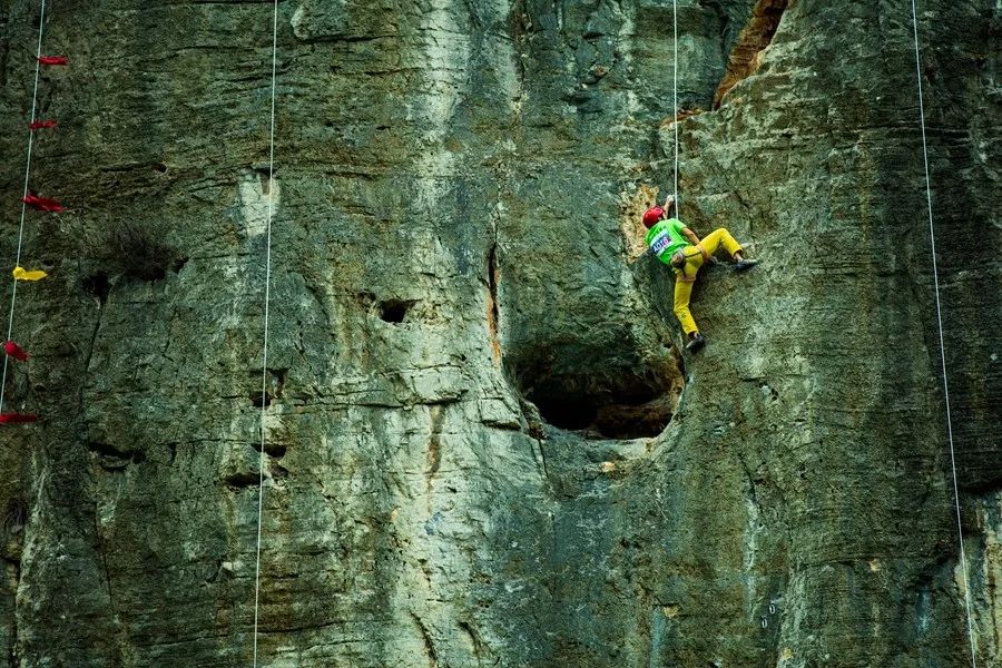 懸崖攀巖比賽，峭壁上的友情與家的溫馨瞬間