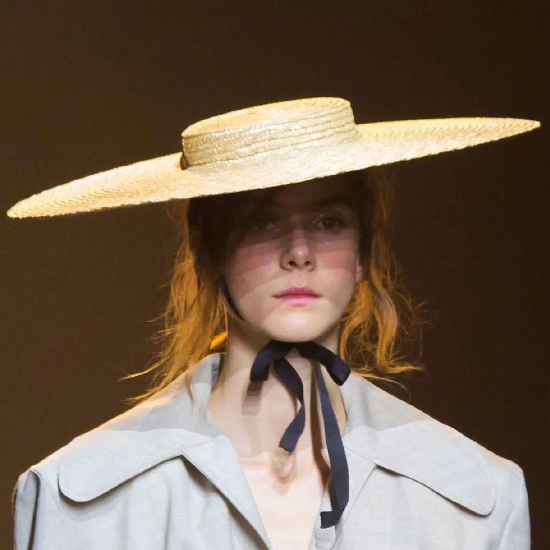 掌握戴帽子時(shí)尚技巧，明星們的帽子搭配秘籍